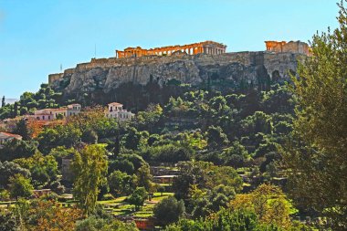 Atina, Yunanistan bir mavi gökyüzü kopya alanı ve mahallenin güzel bir manzara ile Akropolü Parthenon.