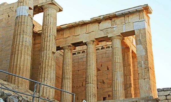 Colunas Perto Entrada Propylaea Acrópole Apenas Acima Odeon Theatre Herodes — Fotografia de Stock