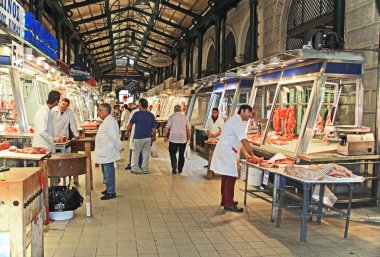 Atina, Attica, Yunanistan 17 Ekim 2018: Alışveriş ve sahipleri boyunca büyük salonunda büyük kapalı Atina merkez Genel Pazar, Dimotiki Agora et ve balık pazarı veya Varvakios Agora Athinas Street, Atina, Yunanistan.