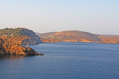 Patmos Adası'na görünümünü, Yunanistan'ın Ege St Paul İncil güzel mavi gökyüzü ve su ile Vahiy kitabı yazdı nerede alanı Kopyala.
