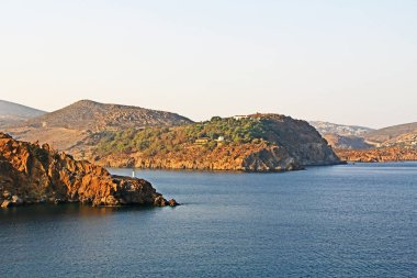 Patmos Adası'na görünümünü, Yunanistan'ın Ege St Paul İncil güzel mavi gökyüzü ve su ile Vahiy kitabı yazdı nerede alanı Kopyala.