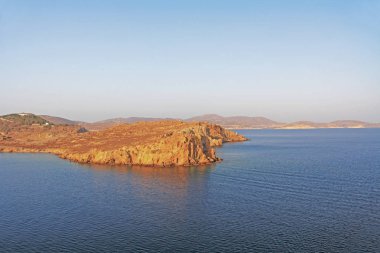 Patmos Adası'na görünümünü, Yunanistan'ın Ege St Paul İncil güzel mavi gökyüzü ve su ile Vahiy kitabı yazdı nerede alanı Kopyala.