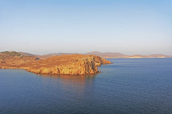 希腊帕特莫斯岛的景色 在爱琴海 圣保罗用美丽的蓝天和水复制空间在 中写下了 启示录 — 图库照片