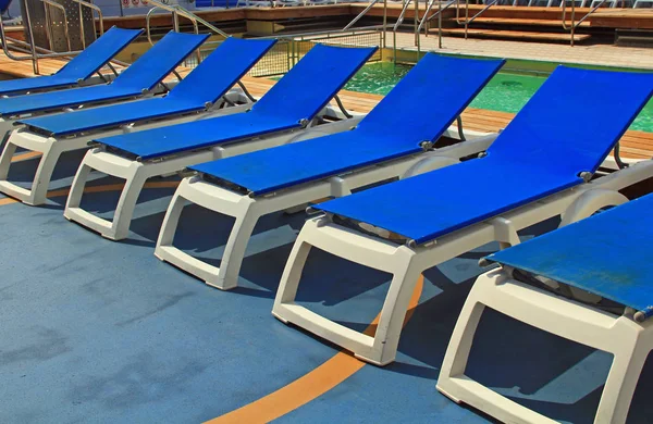 Mavi Chaise Lounge Şezlonglar Yunanistan Akdeniz Üzerinde Bir Seyahat Gemisinde — Stok fotoğraf