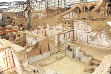 Türkiye 'nin Selcuk yakınlarındaki Efes kentinin kalıntılarının yamaçlarındaki bir yamaçta dekoratif fayans tabloları ve freskleri bulunan arkeolojik kalıntılar.