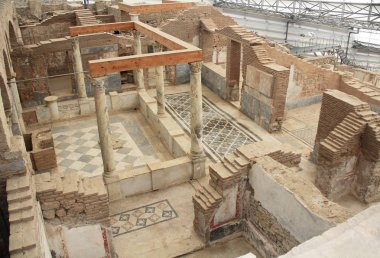 Türkiye 'nin Selcuk yakınlarındaki Efes kentinin kalıntılarının yamaçlarındaki bir yamaçta dekoratif fayans tabloları ve freskleri bulunan arkeolojik kalıntılar.