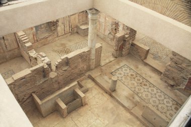 Türkiye 'nin Selcuk yakınlarındaki Efes kentinin kalıntılarının yamaçlarındaki bir yamaçta dekoratif fayans tabloları ve freskleri bulunan arkeolojik kalıntılar.