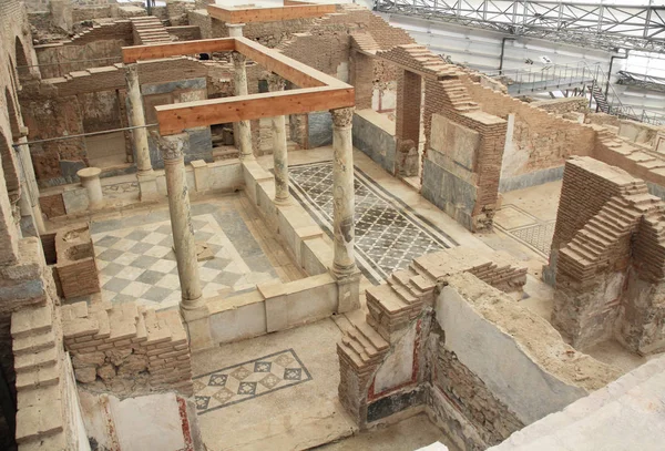 古代都市の遺跡の斜面に丘の中腹の家に装飾的なタイルの床とフレスコ画の考古学遺跡 セルククの近くトルコ — ストック写真
