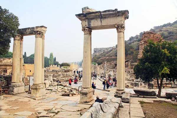 Efesos Izmir Turkiet Oktober 2018 Turister Arkeologiska Ruinerna Porten Hadrian — Stockfoto