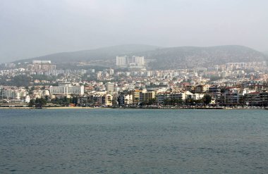 Sisli bir günde su üzerinde görülen Kuşadası, Türkiye sahil şeridi.
