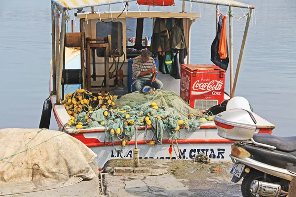 土耳其库萨达西 2018年10月19日 在土耳其库萨达西港 一名渔民坐在船上的遮阳篷下修补渔网 — 图库照片