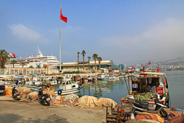 Kusadasi Turquía Octubre 2018 Pescador Remendando Redes Sentado Debajo Toldo — Foto de Stock