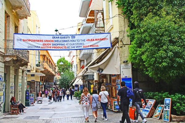 アテネ アティカ ギリシャ2018年10月17日 観光客がアテネ ギリシャの街の通りに沿ってフリーマーケットを歩いて買い物をするお店の上のアパートや家 — ストック写真