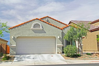 Yeni bir tek katlı çiftlik, yosun yeşili ve yanmış turuncu sıva evi Tucson, Arizona, ABD 'de güzel mavi gökyüzü ve peyzaj.