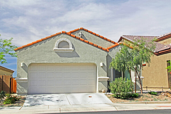 Новый одноэтажный дом в Тусоне, штат Аризона, США, с красивым голубым небом и пейзажами
.