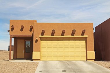 Tucson, Arizona, ABD - 7 Nisan 2017: Yeni çiftlik, yanmış turuncu terra cotta ve sarı, düz çatı, Tucson, Arizona, ABD 'de sıva ev güzel mavi gökyüzü ve peyzaj.