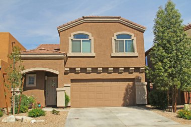 Tucson, Arizona, ABD - 7 Nisan 2017: Yeni iki katlı, bronz ve turuncu terra cotta sıva evi Tucson, Arizona, ABD Güzel mavi gökyüzü ve peyzaj.