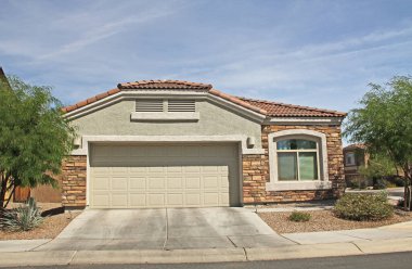 Tucson, Arizona, ABD - 7 Nisan 2017: Yeni çiftlik, yeşil, tuğlalı, sıva kaplı ev Tucson, Arizona, ABD Güzel mavi gökyüzü ve peyzaj.