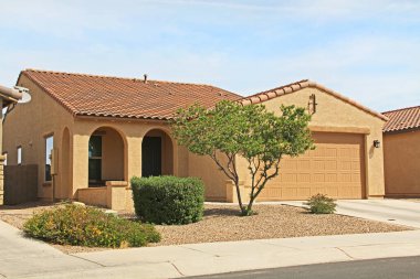 Tucson, Arizona, ABD - 7 Nisan 2017: Yeni çiftlik, altın ve hardal sarısı sıva ev Tucson, Arizona, ABD Güzel mavi gökyüzü ve peyzaj.