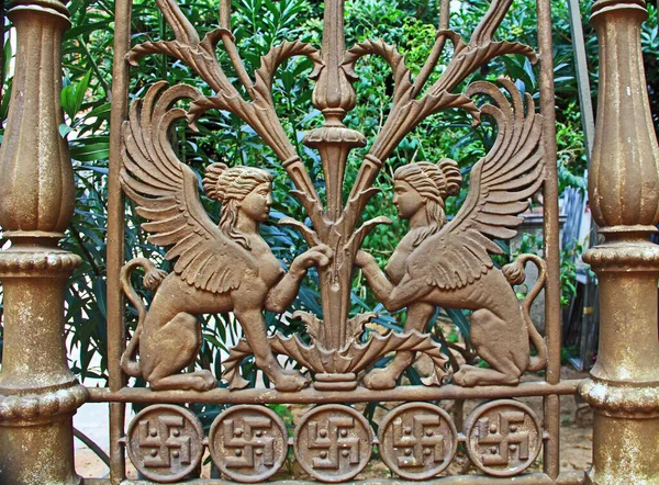 Decoratieve Metalen Hek Met Twee Mythische Sfinxen Tegenover Elkaar Een — Stockfoto