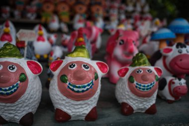 Clay oyuncakları gülen koyunlar