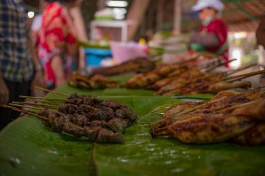 Tayland 'da bir palmiye yaprağında barbekü.