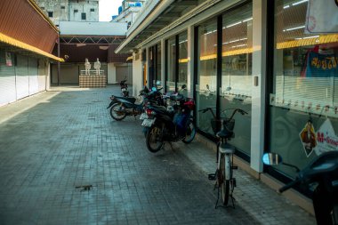 Koh Lanta caddesinde 7-11 vitrinli bisiklet manzaralı.