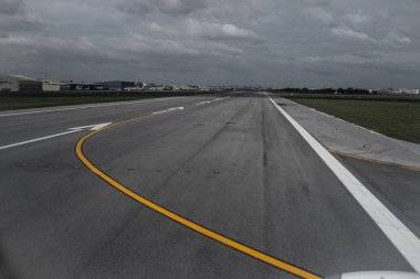 Uçağın penceresinden podyuma bak. 