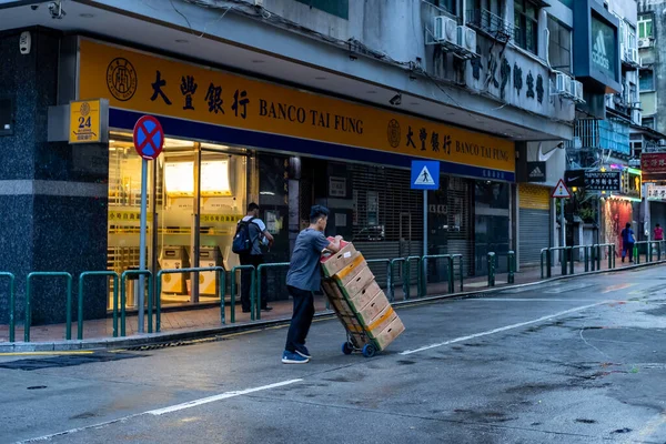 Çin Macau Tai Fung Bankası Ofisinden Bir Adam Geçiyor — Stok fotoğraf