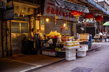 Çinli, Macau çifti markette satılık yiyecek hazırlıyor, sokak fotoğrafı.