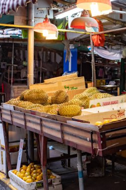 Çinli, Macau 'lu Durian' ı piyasada satışa çıkarmaya hazırlanıyor. Sokak fotoğrafı.