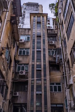 Çin, Macau Kou Si Tak 'taki eski paslı binaların ortasında, sokak fotoğrafı.