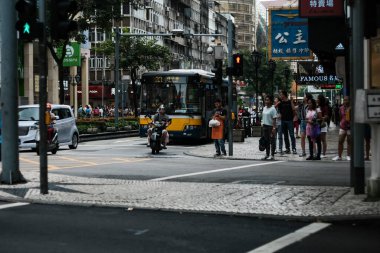 İnsanlar kavşakta yeşil ışık bekliyor. Yerel banka ofisi kavşağı.