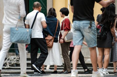 St. Dominic Kilisesi 'nin kalabalığında fotoğraf izleyen iki turist