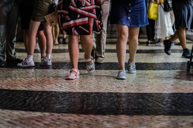 Çin, Macao, insanların volta attığı ana meydan. Sadece bacaklara ve siyah beyaz taş mozaiğine bakın.