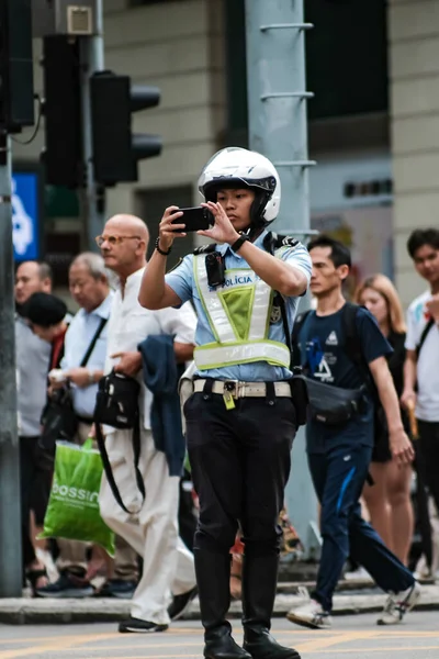 Miejscowy Policjant Robi Zdjęcia Ulicy Podczas Gdy Piesi Przechodzą Przez — Zdjęcie stockowe