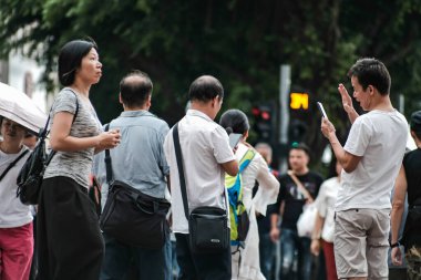 Çin, Macao, insanlar yeşil ışıkta karşıya geçiyor.