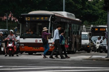 Çin, Macao, insanlar yeşil ışıkta karşıya geçiyor.