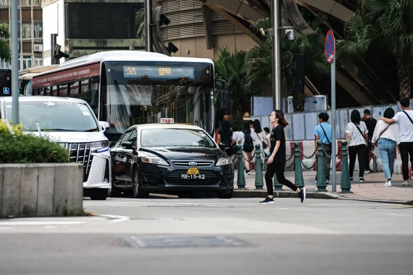 Çin Macao Insanlar Yeşil Işıkta Karşıya Geçiyor — Stok fotoğraf