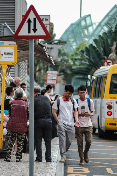 Çin Macao Insanlar Şehirdeki Ana Otobüs Durağında Otobüs Bekliyor — Stok fotoğraf