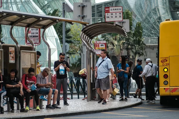 China Macao Gente Está Esperando Autobús Estación Principal Autobuses Ciudad —  Fotos de Stock