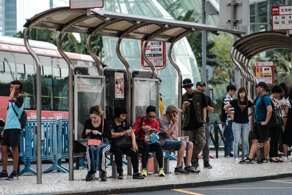 Çin Macao Insanlar Şehirdeki Ana Otobüs Durağında Otobüs Bekliyor — Stok fotoğraf