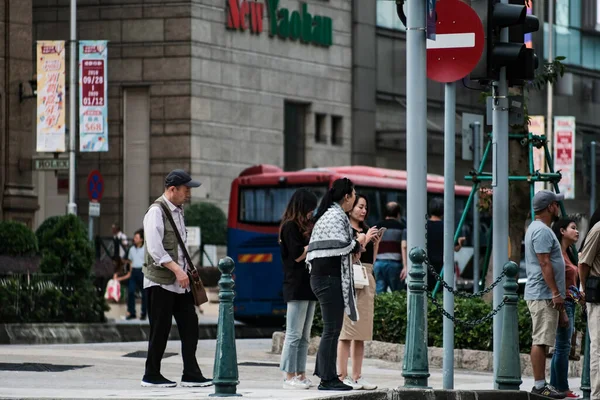 Çin Macao Insanlar Yeşil Işıkta Karşıya Geçiyor — Stok fotoğraf