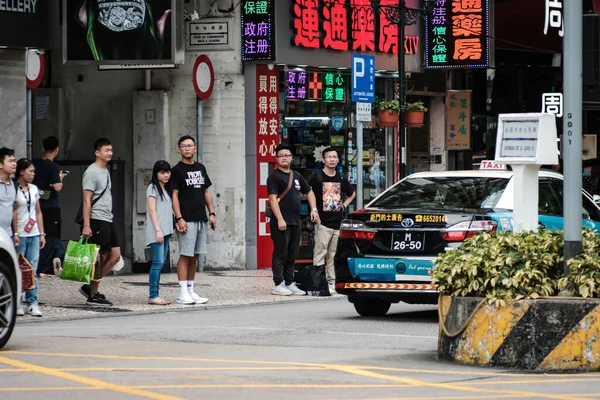 Çin Macao Insanlar Yeşil Işıkta Karşıya Geçiyor — Stok fotoğraf