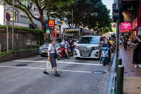 Viejo Cruzando Una Carretera Delante Coches Motos Una Luz Verde —  Fotos de Stock