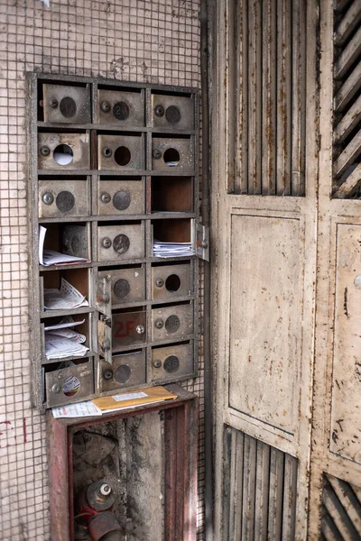 Caixas Correio Antigo Edifício Ordenados Uma Fileira Com Portas Abertas — Fotografia de Stock