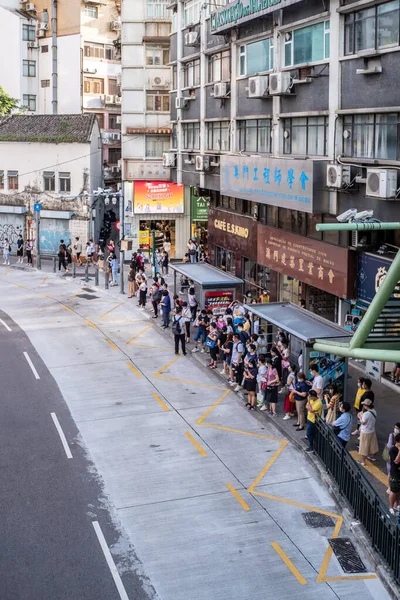 Foto Estación Autobuses Con Gente Esperando Autobús —  Fotos de Stock