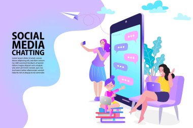 İnsanlar başvuru kullanıyor. Kullanıcıların iletişim kurduğu ve konuşma baloncukları olan modern akıllı telefon. Evde kal. Düz biçimli vektör illüstrasyonu.