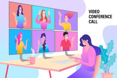 Kadın çalışanlar video konuşmalarında çok ırklı iş arkadaşlarıyla evlerinden online brifing veriyorlar. İş kadını, çeşitli meslektaşlarıyla bilgisayardaki Webcam konferansını kullanarak konuşuyor.