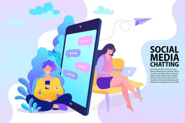 Online randevu ve sosyal ağ konsepti. Erkek ve kadın randevu işi başvurusunu kullanıyor. Kullanıcılarla iletişim kuran ve konuşma baloncukları çıkaran modern akıllı telefon.